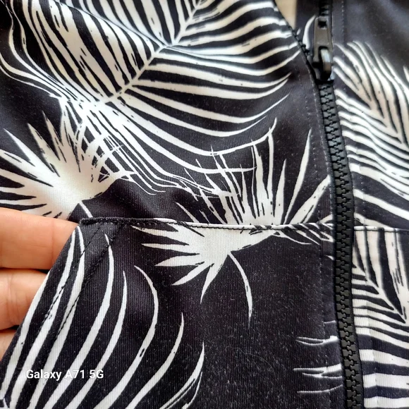 Hurley Womens Full Zip Long Sleeve Hooded Black White Floral Rashguard Sz S - Picture 13 of 16